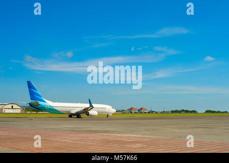 Flugzeug auf einer Startbahn während ein Abflug auf die Insel Bali Airport, Indoneisa Stockfoto