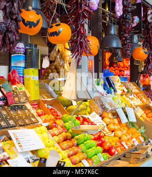 MADRID, Spanien - 07.November 2016: Im Inneren des Mercado San Miguel in Madrid, Spanien. Mercado San Miguel von Madrid ist eine der beliebtesten Sehenswürdigkeiten in Madr Stockfoto