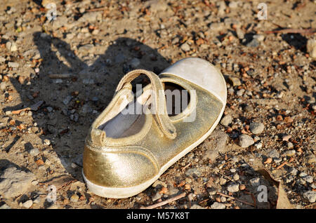 Child's Golden verlorenen Schuh Stockfoto