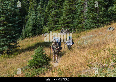 Backpackers Karen Rentz und Joan Michaels auf Grand Pass Trail während einer Rucksacktour in Grand Valley in Olympic National Park, Washington State, Stockfoto