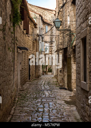 Stein gepflasterten Gasse, Trogir, Kroatien Stockfoto