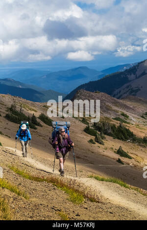 Wanderer auf Grand Pass Trail in der Nähe von Obstruction Point ausgesetzt ist, und offen, während einer Rucksacktour in Grand Valley in Olympic National Pa fotografiert. Stockfoto