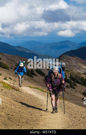 Wanderer auf Grand Pass Trail in der Nähe von Obstruction Point ausgesetzt ist, und offen, während einer Rucksacktour in Grand Valley in Olympic National Pa fotografiert. Stockfoto