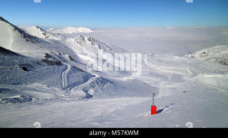 Ski, Snowboard Pisten, off piste Spuren, in französischer Sprache Resort von Val Thorens, Les Trois Vallees, an einem verschneiten Wintertag Sturm Wolken Stockfoto