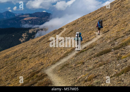 Wanderer auf Grand Pass Trail in der Nähe von Obstruction Point ausgesetzt ist, und offen, während einer Rucksacktour in Grand Valley in Olympic National Pa fotografiert. Stockfoto