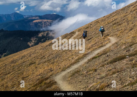 Wanderer auf Grand Pass Trail in der Nähe von Obstruction Point ausgesetzt ist, und offen, während einer Rucksacktour in Grand Valley in Olympic National Pa fotografiert. Stockfoto