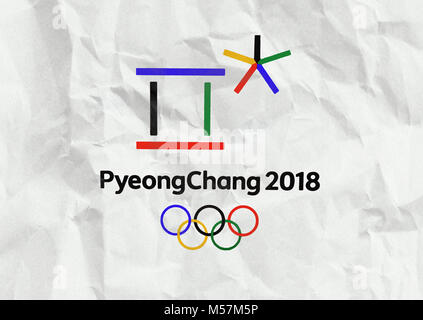 14. Dezember 2017 Moskau, Russland Symbole XXIII Olympischen Winterspiele in Pyeongchang, Republik Korea auf ein Blatt zerknittertes Papier Stockfoto