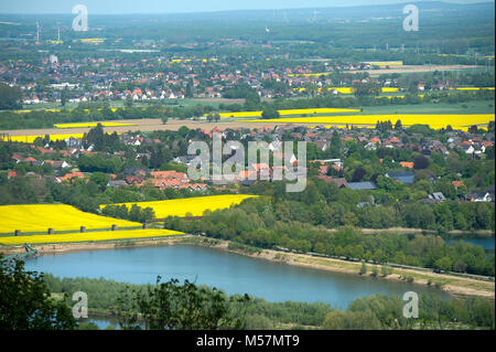 Weser, unbenutzte Eisenbahnbrücke über die Weser und die Stadt Minden Porta Westfalica, Nordrhein-Westfalen, Deutschland. 10. Mai 2015 © Wojc Stockfoto