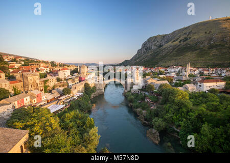 Eine Luftaufnahme des Flusses Neretva, der läuft über die Altstadt von Mostar und seine alte Brücke (Stari Most) Fläche (Bosnien und Herzegowina). Stockfoto