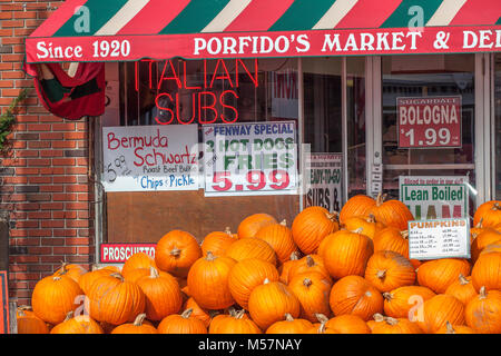 Fassade des porfido's Markt & Deli, einer alten italienischen Markt geöffnet seit 1920 auf der Main St. von Littleton, NH, USA, hat einen riesigen kürbisse Für Stockfoto