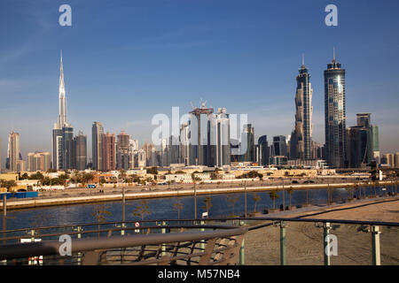 Dubai, VAE - Februar 2018: Downtown Wolkenkratzer in Dubai als von der Dubai Wasser Kanal gesehen. Stockfoto