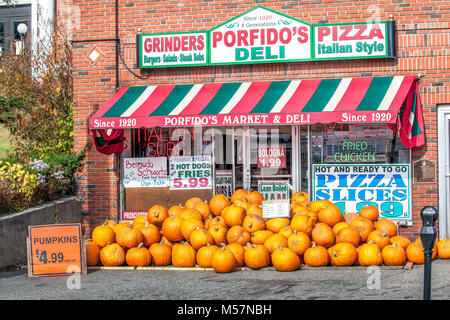 Fassade des Porfido Markt und Deli mit Verkauf von Anzeigen und Kürbisse für Halloween Urlaub seit 1920 auf Maine Str. in Littleton, NH, USA. Stockfoto