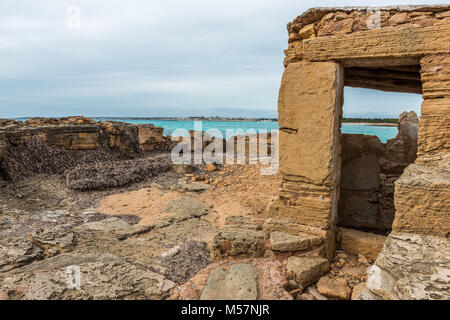 Verschlechtert und Gebäude direkt an den Ufern des Mittelmeers in der Nähe von Es Trenc Strand auf der Insel Mallorca, Spanien verlassen. Stockfoto