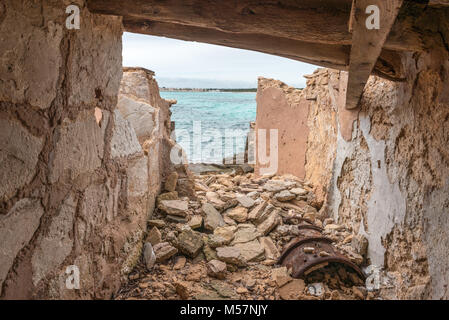 Verschlechtert und Gebäude direkt an den Ufern des Mittelmeers in der Nähe von Es Trenc Strand auf der Insel Mallorca, Spanien verlassen. Stockfoto