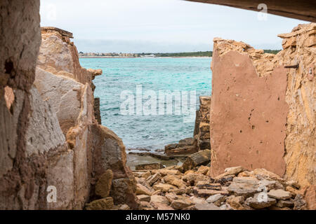 Verschlechtert und Gebäude direkt an den Ufern des Mittelmeers in der Nähe von Es Trenc Strand auf der Insel Mallorca, Spanien verlassen. Stockfoto