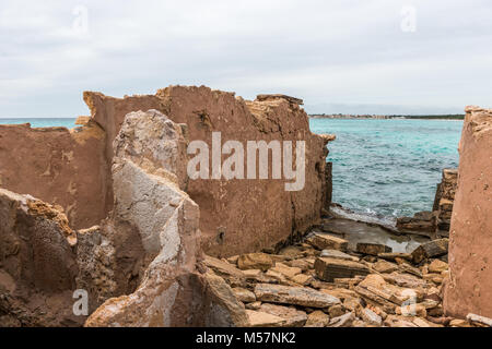 Verschlechtert und Gebäude direkt an den Ufern des Mittelmeers in der Nähe von Es Trenc Strand auf der Insel Mallorca, Spanien verlassen. Stockfoto
