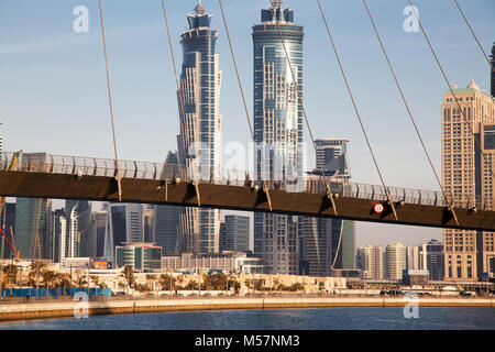 Dubai, VAE - Februar 2018: Downtown Wolkenkratzer in Dubai als von der Dubai Wasser Kanal gesehen. Stockfoto