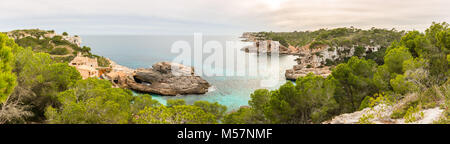 Panoramablick auf die Caló des Moro mit einigen Gebäuden direkt am Ufer des Mittelmeers auf der Insel Mallorca, Spanien. Stockfoto
