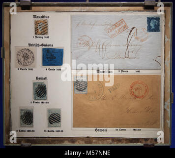 Seltene Briefmarken im Museum für Kommunikation in Berlin, wie Briefmarken Mauritius Post Office" und Hawaiische Missionare gezeigt. Stockfoto