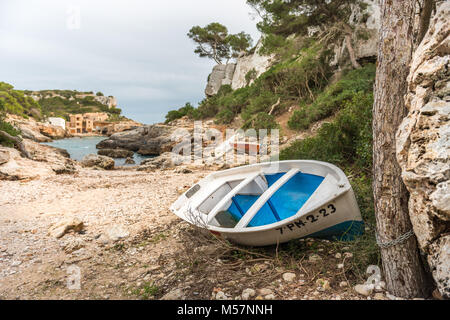 Ein kleines Fischerboot Strände am Mittelmeer Wasser in den Caló des Moro auf der Insel Mallorca, Spanien. Stockfoto