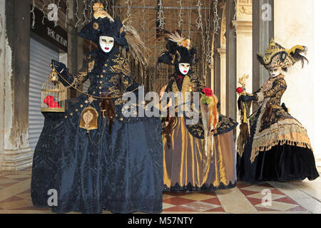 Drei freundlichen Damen in wunderschönen Trachten während des Karnevals von Venedig (Carnevale di Venezia) in Venedig, Italien Stockfoto