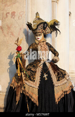 Eine liebenswürdige Dame in einem wunderschönen traditionellen Kostüm während der Karneval von Venedig (Carnevale di Venezia) in Venedig, Italien Stockfoto