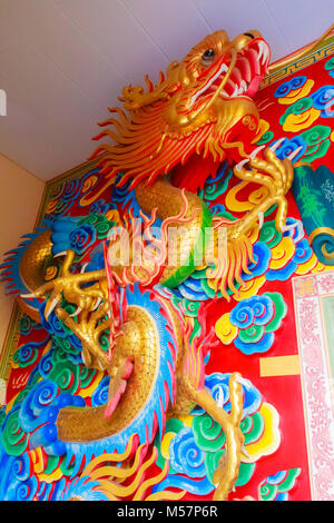 Schöne chinesische Drachen Skulptur an der Anek Kusala Sala (Viharn Sien) chinesische Tempel in Pattaya, Thailand. Es wurde 1987 erbaut und ist eine der beliebtesten Stockfoto