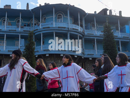 7. Januar 2014. Tiflis, Georgien. Die Teilnehmer der Weihnachten Prozession Alilo auf einer der Straßen in Tiflis. Stockfoto