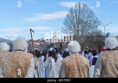 7. Januar 2014. Tiflis, Georgien. Die Teilnehmer der Weihnachten Prozession Alilo auf einer der Straßen in Tiflis. Stockfoto