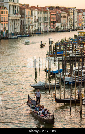 Der Canale Grande in Venedig unter den Sonnenuntergang mit venezianischen Gondeln entfernt paddeln in der Ferne Stockfoto