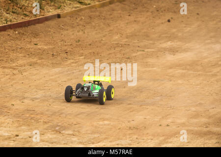 Radio Controlled car Modell in Rennen auf Feldweg Stockfoto