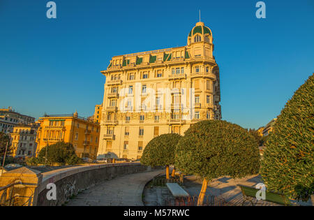 Elegante und historische Gebäude in Genua, Italien bei Sonnenuntergang Stockfoto