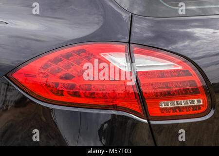 Rücklicht auf einem modernen renommierten Auto Stockfoto