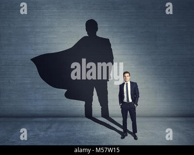 Mann Portrait und Held Schatten an der Wand Stockfoto