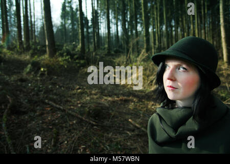 Outdoor Adventure Tour im grünen Kleid mit Hut Stockfoto