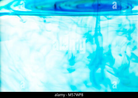 Abstrakt Blau Muster und Formen durch Hinzufügen von Farben zu Wasser Stockfoto