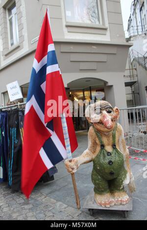 Lebensgröße männlichen troll Holding norwegische Flagge ausserhalb Shop mit Kleidung hängend auf einer Schiene Stockfoto