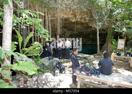 Cave diver Vorbereitung ihrer Ausrüstung für einen Tauchgang in der Cenote Dos Ojos, Cenoten, Tulum, Akumal, Yucatan, Quintana Roo, Mexiko, der Karibik Stockfoto