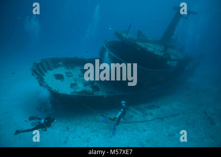 Scuba Diver an einem Shrimper (Mama Vina), Playa del Carmen, Riviera Maya, Quintana Roo, Mexiko, der Karibik Stockfoto