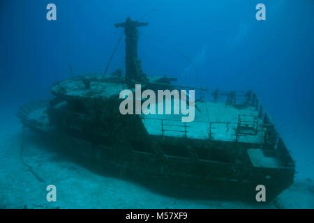 Scuba Diver an einem Shrimper (Mama Vina), Playa del Carmen, Riviera Maya, Quintana Roo, Mexiko, der Karibik Stockfoto