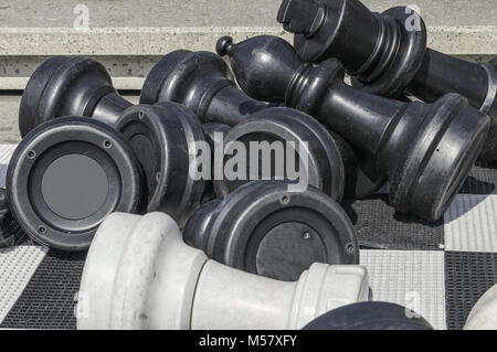 Große Plastiktüte Schachfiguren liegen auf einem Schachbrett aus Kunststoff Stockfoto