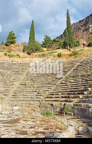 Das antike Theater, Delphi, Griechenland. Das antike Theater von Delphi gebaut wurde ursprünglich im 4. Jahrhundert v. Chr. Stockfoto