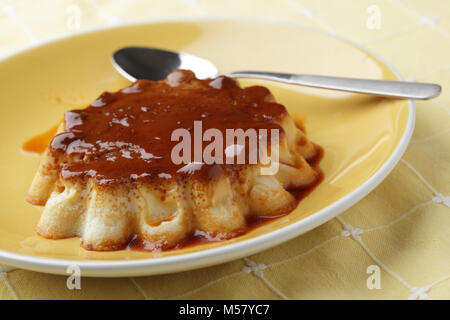 Coconut flan Closeup auf ein gelbes Schild Stockfoto