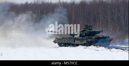 Yavoriv, der Ukraine Ukrainische Armee T-64B Tank feuert eine Runde während einer Übung an der Yavoriv Combat Training Center (CTC) Hier, 24.02.14. Den Tank gehört zur dritten Bataillon, 14 mechanisierte Brigade, die derzeit eine Ausbildung Rotation an der CTC ausfüllen. Während der Drehung, die 3-14 th wird durch US-amerikanische, kanadische, Litauisch, Polnisch betreut werden, und der britische Service Mitglieder, wie sie bei der Erreichung ihrer Ziel der NATO-Interoperabilität bemühen. (U.S. Armee Foto von Sgt. Alexander Rektor) Stockfoto