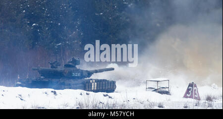 Yavoriv, der Ukraine Ukrainische Armee T-64B Tank feuert eine Runde während einer Übung an der Yavoriv Combat Training Center (CTC) Hier, 24.02.14. Den Tank gehört zur dritten Bataillon, 14 mechanisierte Brigade, die derzeit eine Ausbildung Rotation an der CTC ausfüllen. Während der Drehung, die 3-14 th wird durch US-amerikanische, kanadische, Litauisch, Polnisch betreut werden, und Großbritannien service Mitglieder, wie sie bei der Erreichung ihrer Ziel der NATO-Interoperabilität bemühen. (U.S. Armee Foto von Sgt. Alexander Rektor) Stockfoto