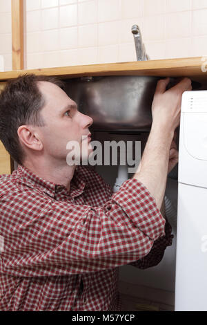 Klempner Installation einer Küchenspüle Stockfoto