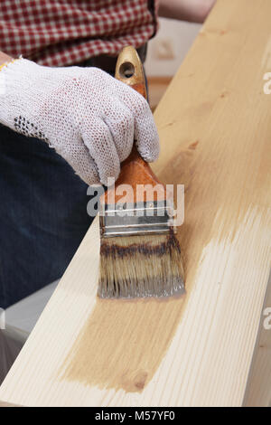 Man lackieren ein Laufbelag Stockfoto