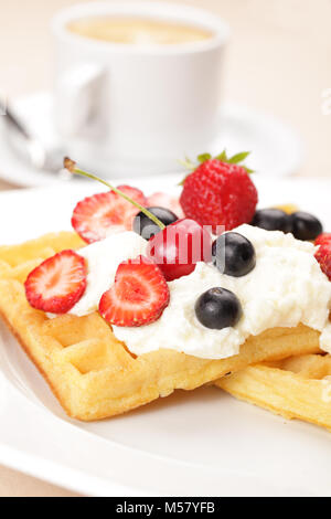 Belgische Waffeln mit Schlagsahne, Erdbeere, Kirsche, Heidelbeere Stockfoto