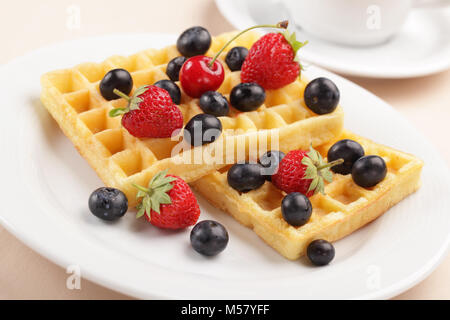 Belgische Waffeln mit Erdbeeren, Kirschen und Heidelbeeren Stockfoto