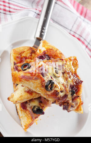 Drei Scheiben Gemüse Pizza auf einem Kuchen server Stockfoto